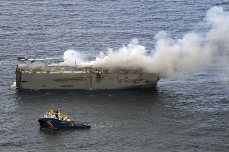 V Severním moři hoří nákladní loď.
