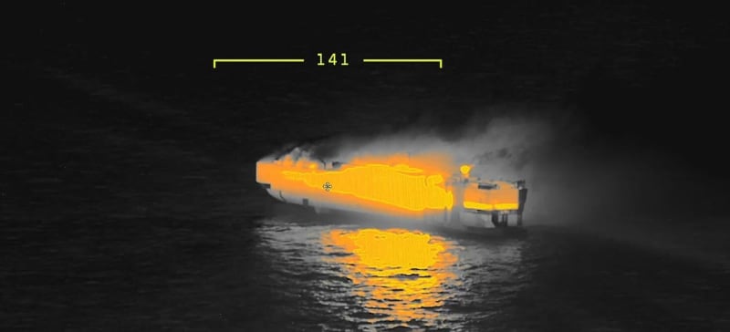 Záběr, který ukazuje, jaký žár zachvátil nákladní loď.
