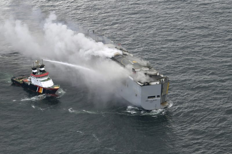 V Severním moři hoří nákladní loď