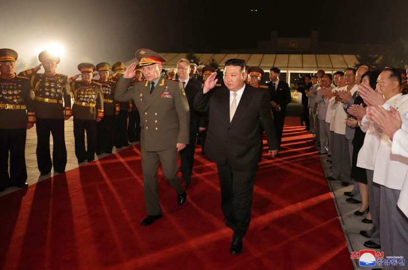 Utužování vztahů? Kim Čong-un jednal s ruským ministrem obrany. Šojgu přivezl dopis z Kremlu