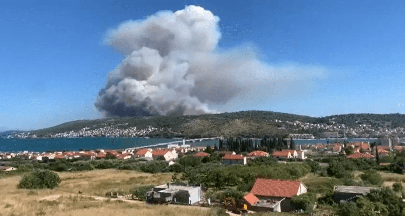Chorvatský ostrov Čiovo zachvátil požár.
