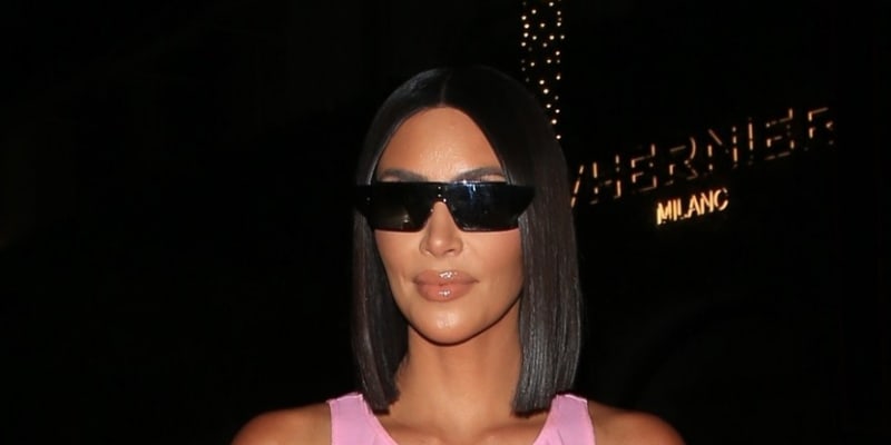 Kim Kardashian s kabelkou jako hranolky.