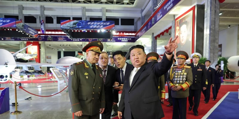Utužování vztahů? Kim Čong-un jednal s ruským ministrem obrany (16. 9. 2023).