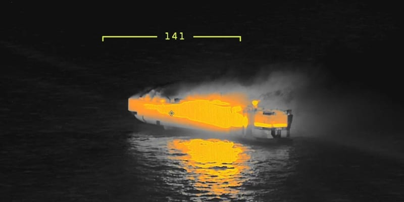 Záběr, který ukazuje, jaký žár zachvátil nákladní loď.