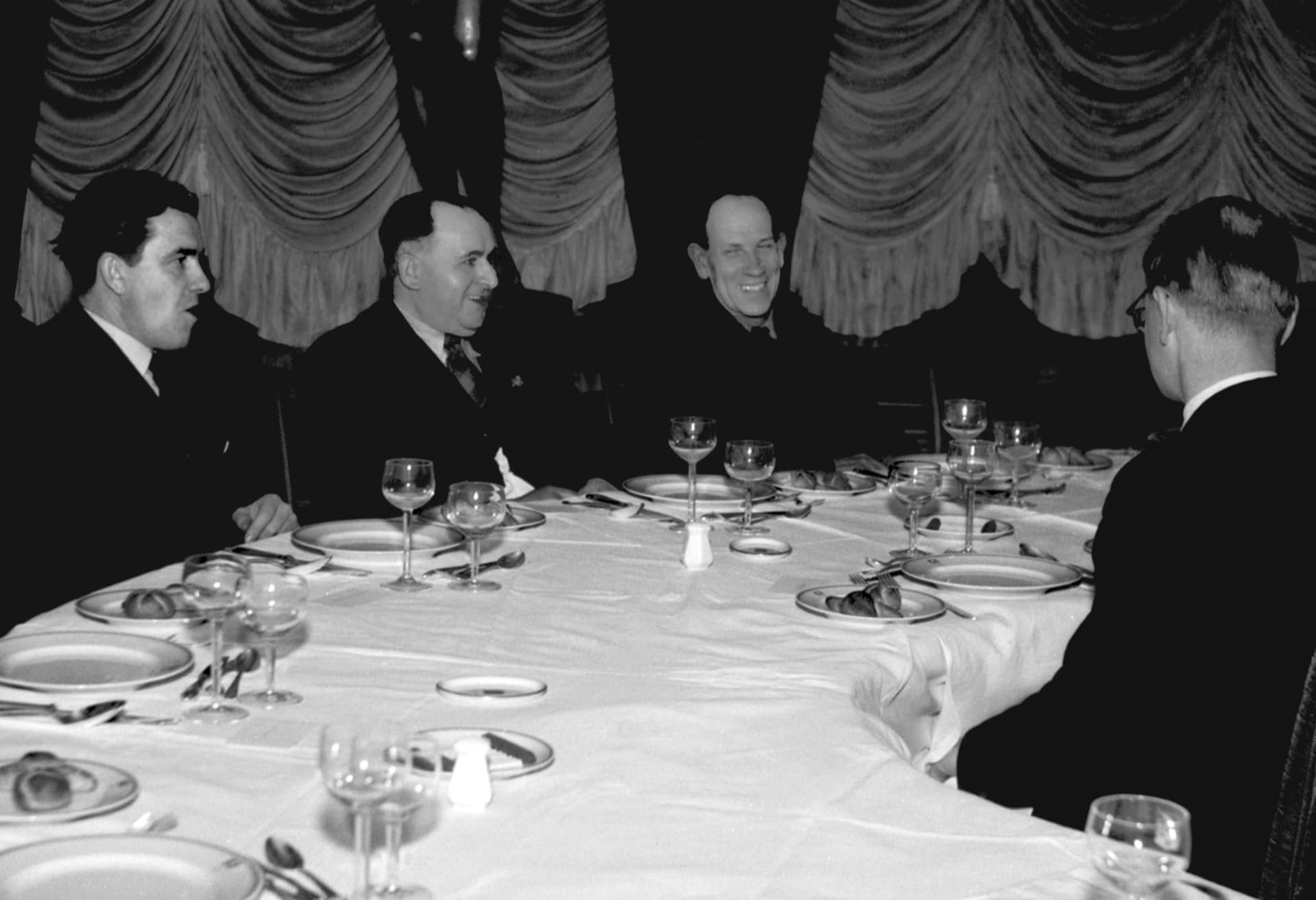 Antonín Zápotocký (uprostřed) v prosinci 1945 na banketu v hotelu Alcron.