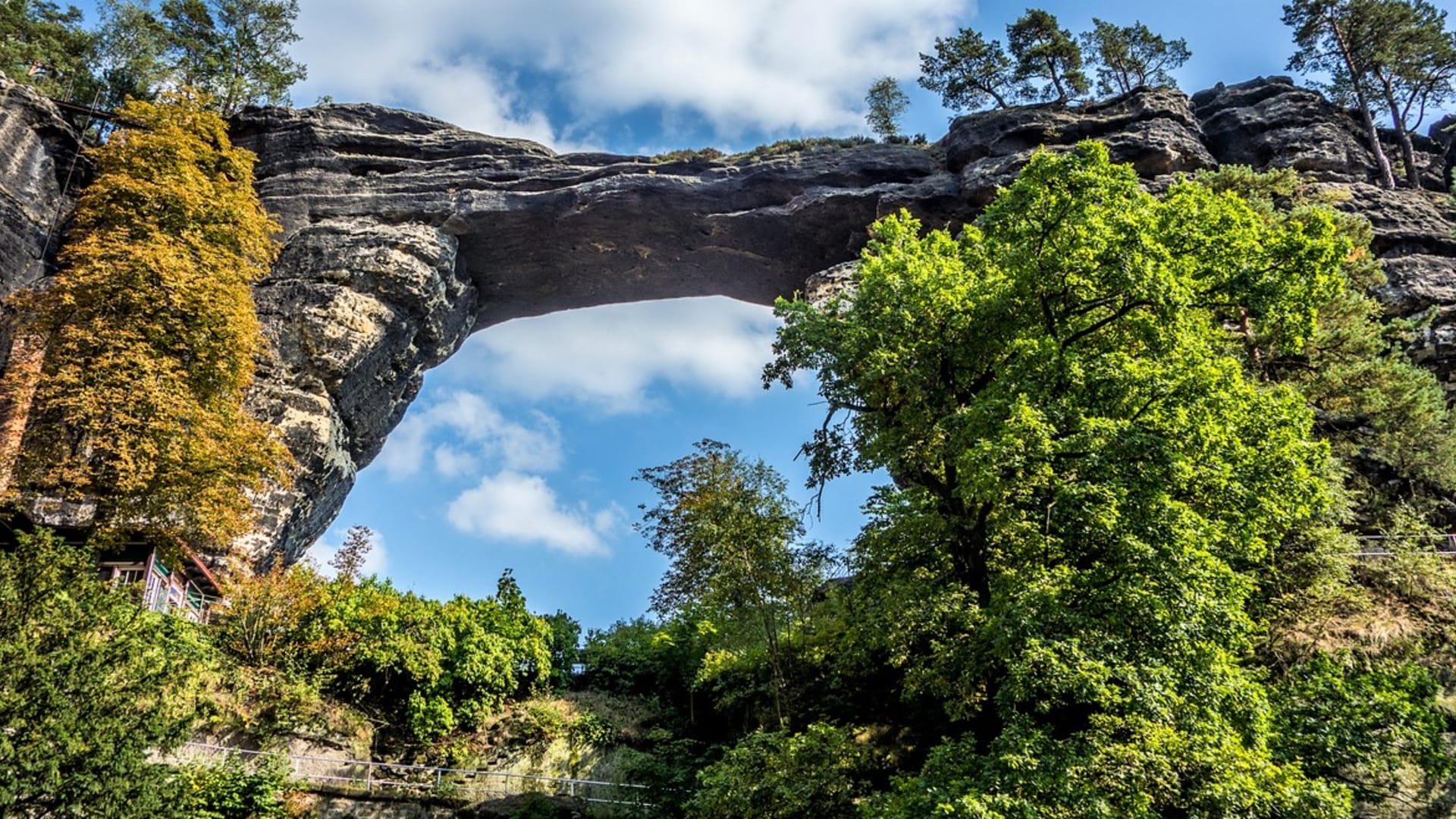Národní park České Švýcarsko: Symbolem parku je monumentální Pravčická brána, největší skalní oblouk v Evropě, k němuž vede stezka pro pěší. 