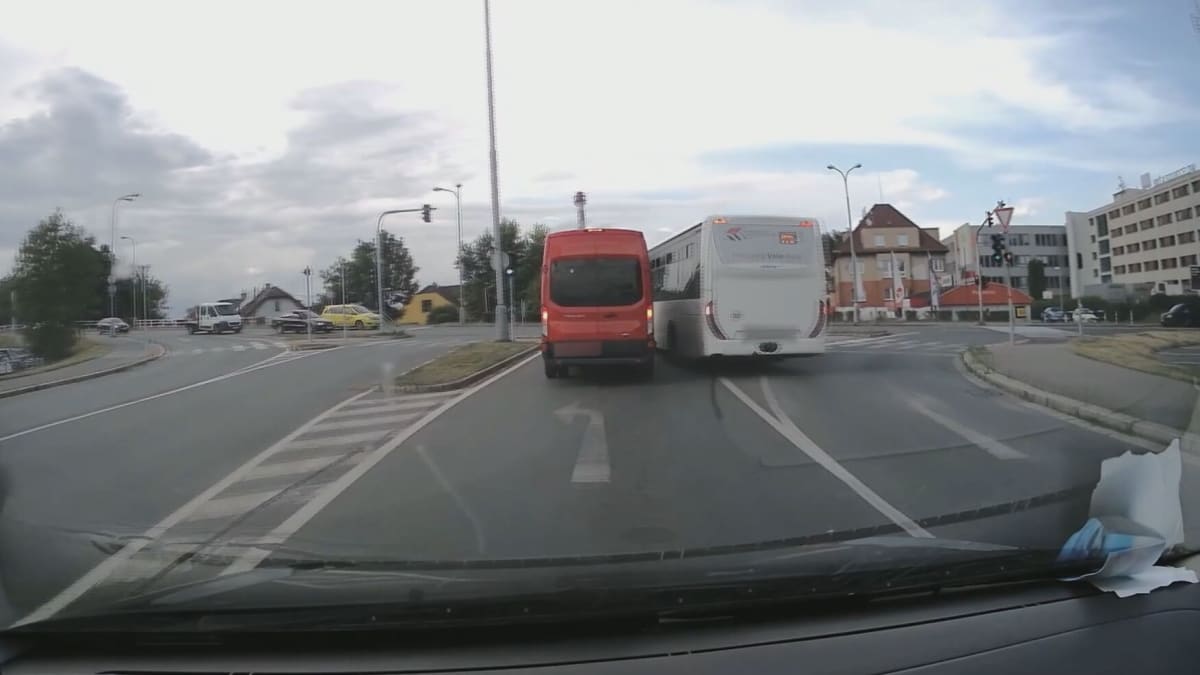 Řidič autobusu nebezpečně předjížděl v křižovatce.