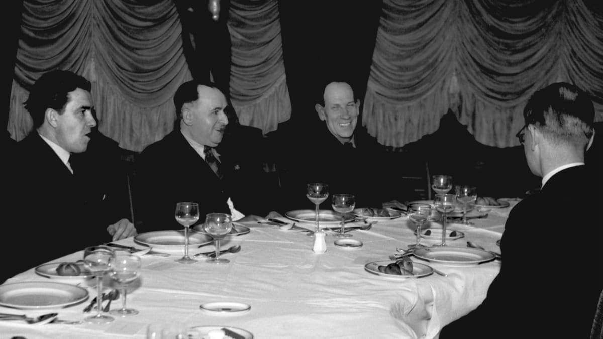 Antonín Zápotocký (uprostřed) v prosinci 1945 na banketu v hotelu Alcron.