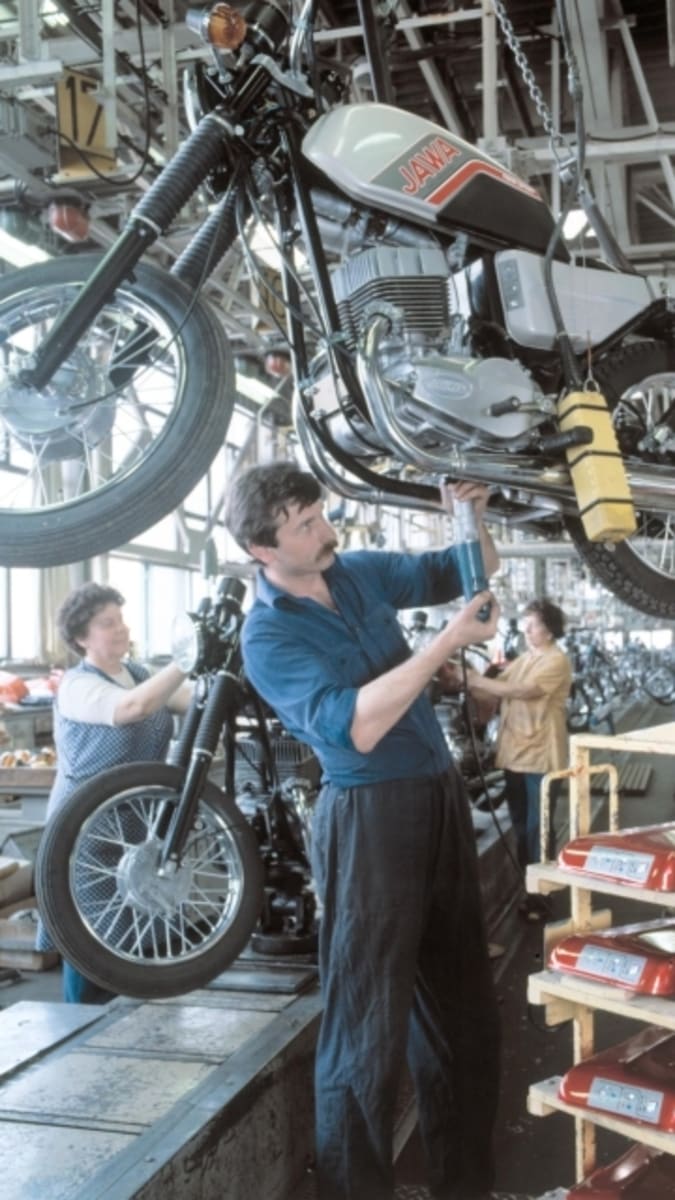 Továrna v Týnci nad Sázavou chrlila motocykly Jawa v desetitisícových sériích ještě v 80. letech.