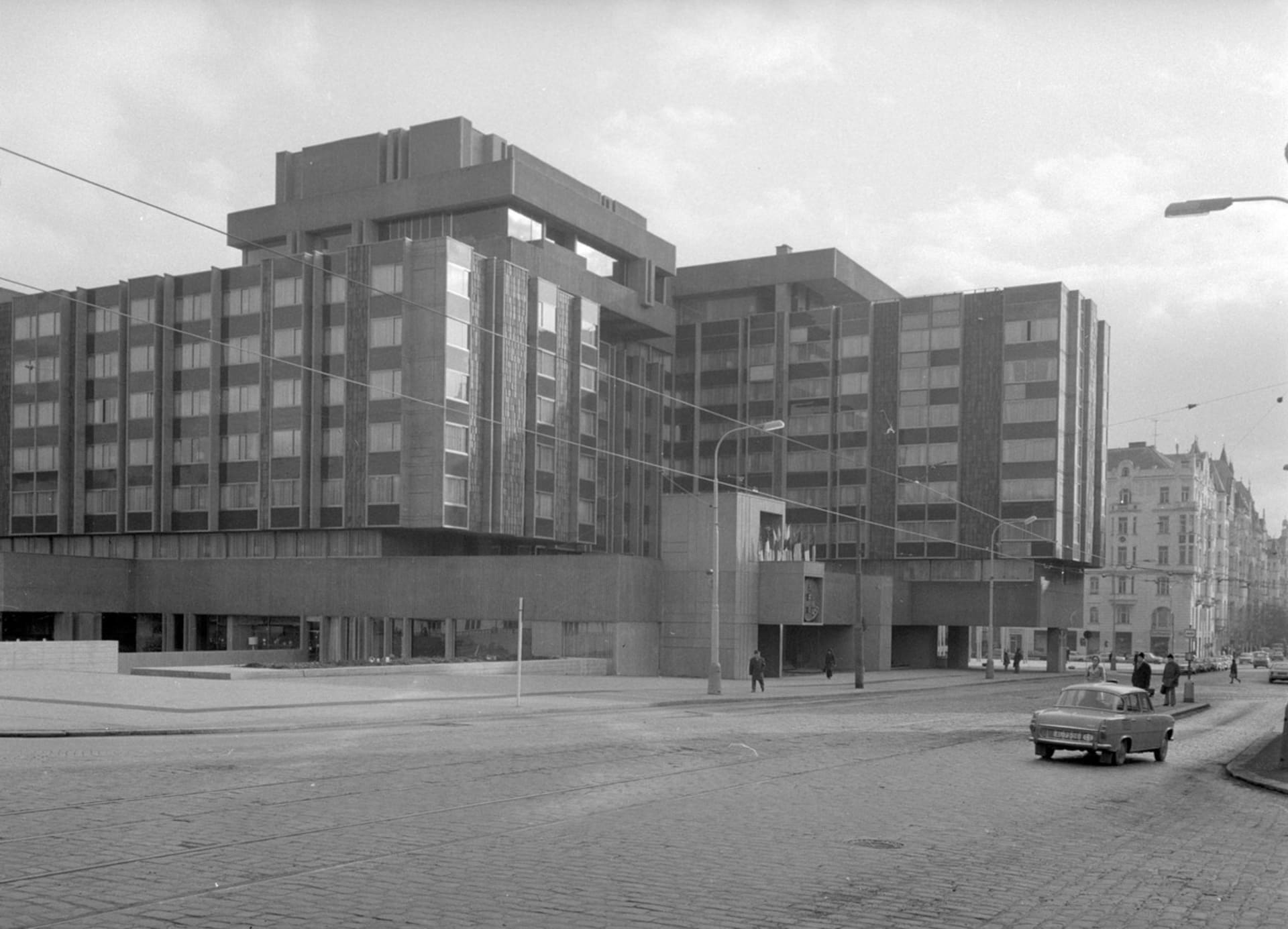 Pražský hotel Intercontinental v 70. letech krátce po svém dokončení.