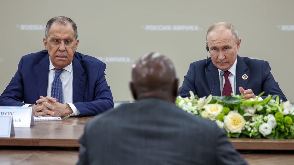 Vladimir Putin a Sergej Lavrov na jednání s delegací afrických států