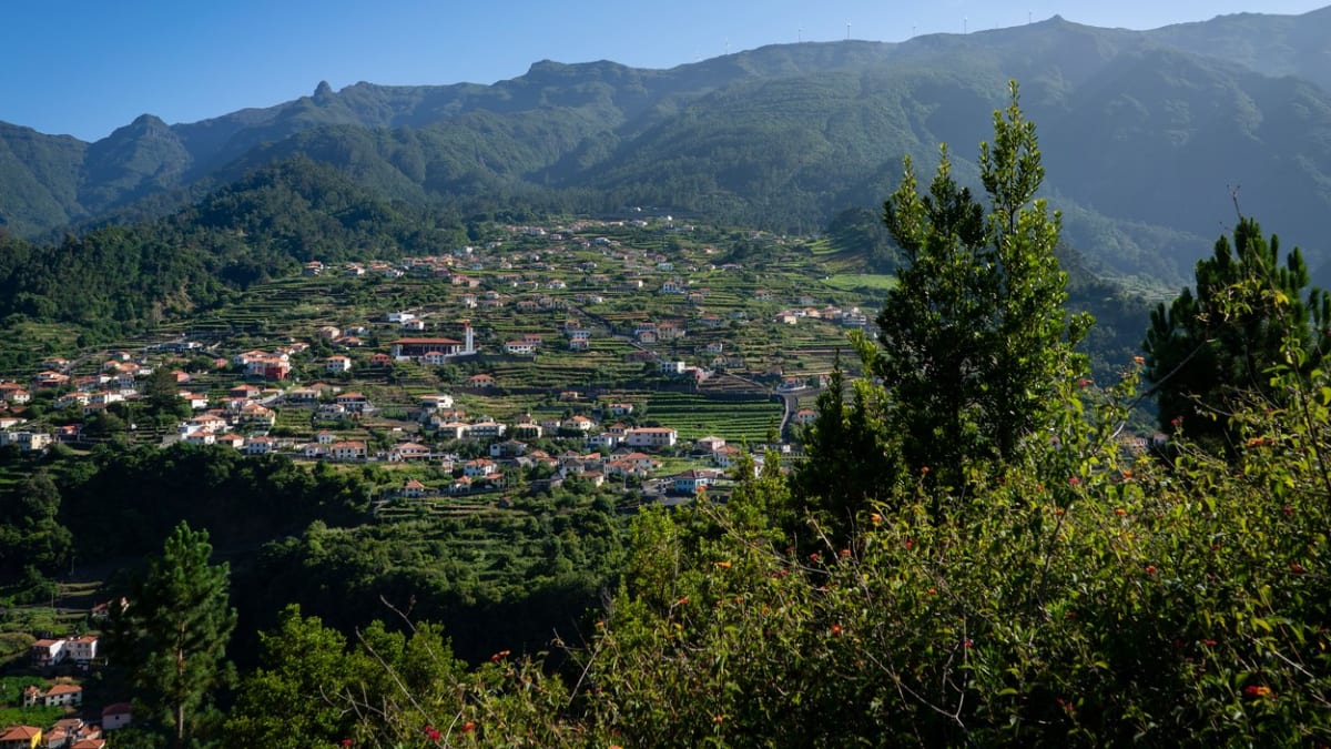 Muž se ztratil v horách okolo městečka São Vicente na Madeiře.