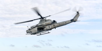 V Austrálii při vojenském cvičení havaroval vrtulník. Posádku v moři hledají záchranáři 
