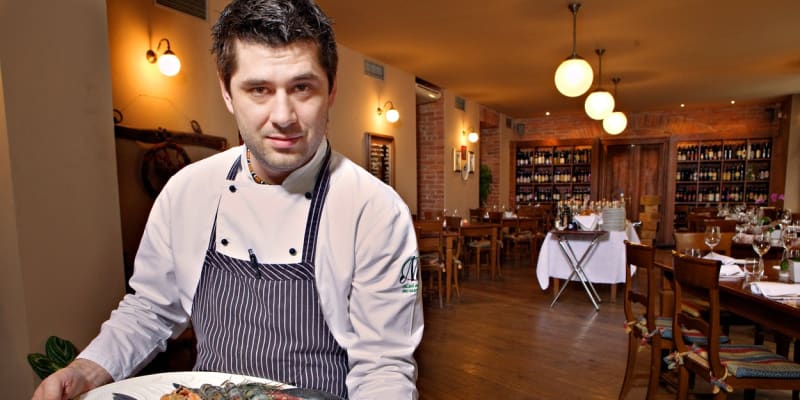 Jedním z podniků, které se po revoluci dočkaly michelinského ocenění, je restaurace Aromi. Na snímku někdejší šéfkuchař Radek Hasman.