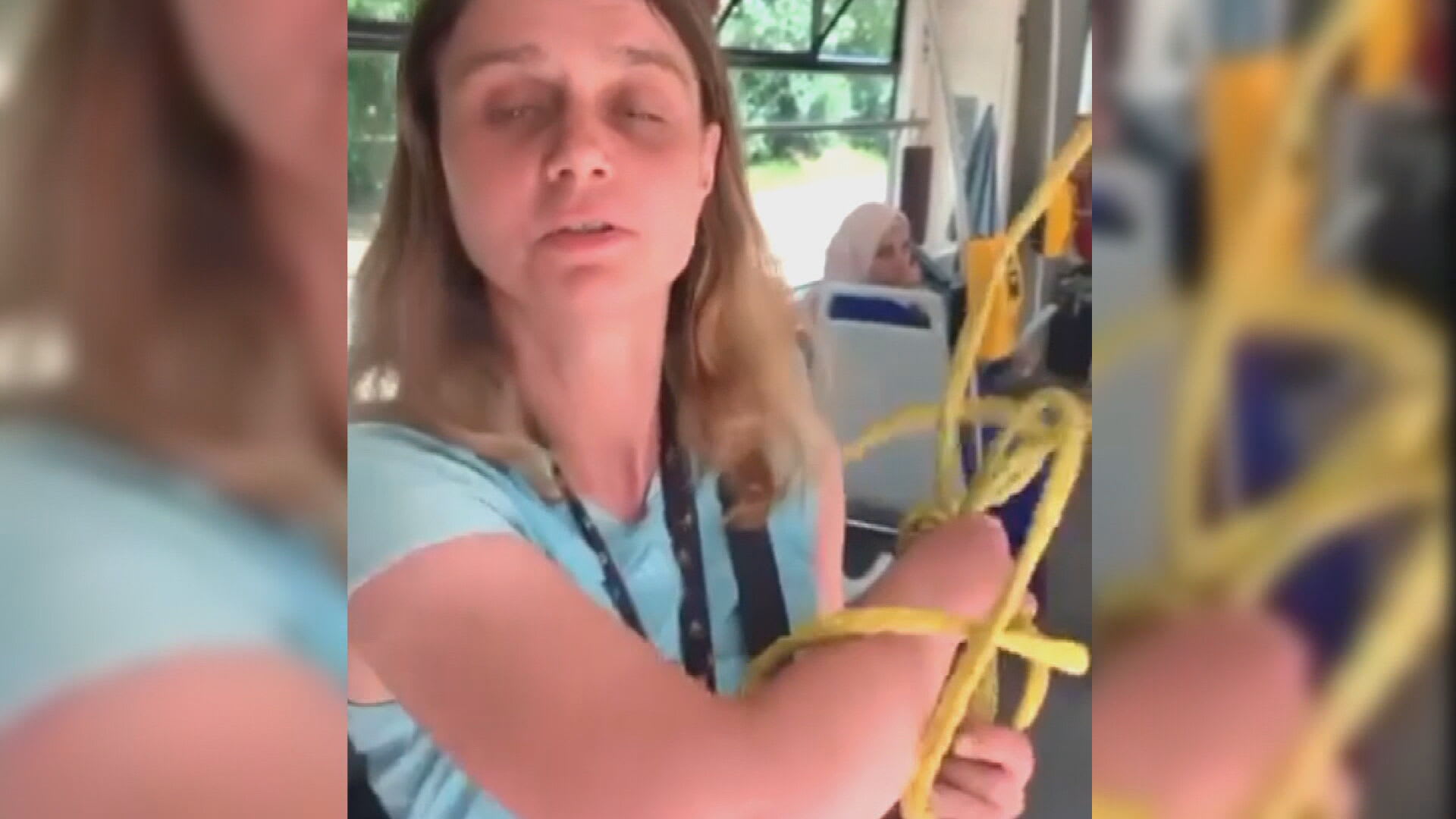Recidivistka Alice Večerková napadla vodítkem muže v tramvaji