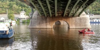 Tragédie v Praze. Muž spadl do Vltavy, potápěč ho našel u Čechova mostu mrtvého