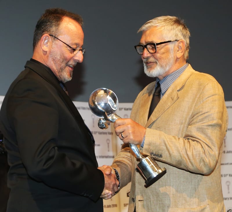 Jean Reno v roce 2016 na KVIFF od Jiřího Bartošky převzal Cenu prezidenta festivalu.