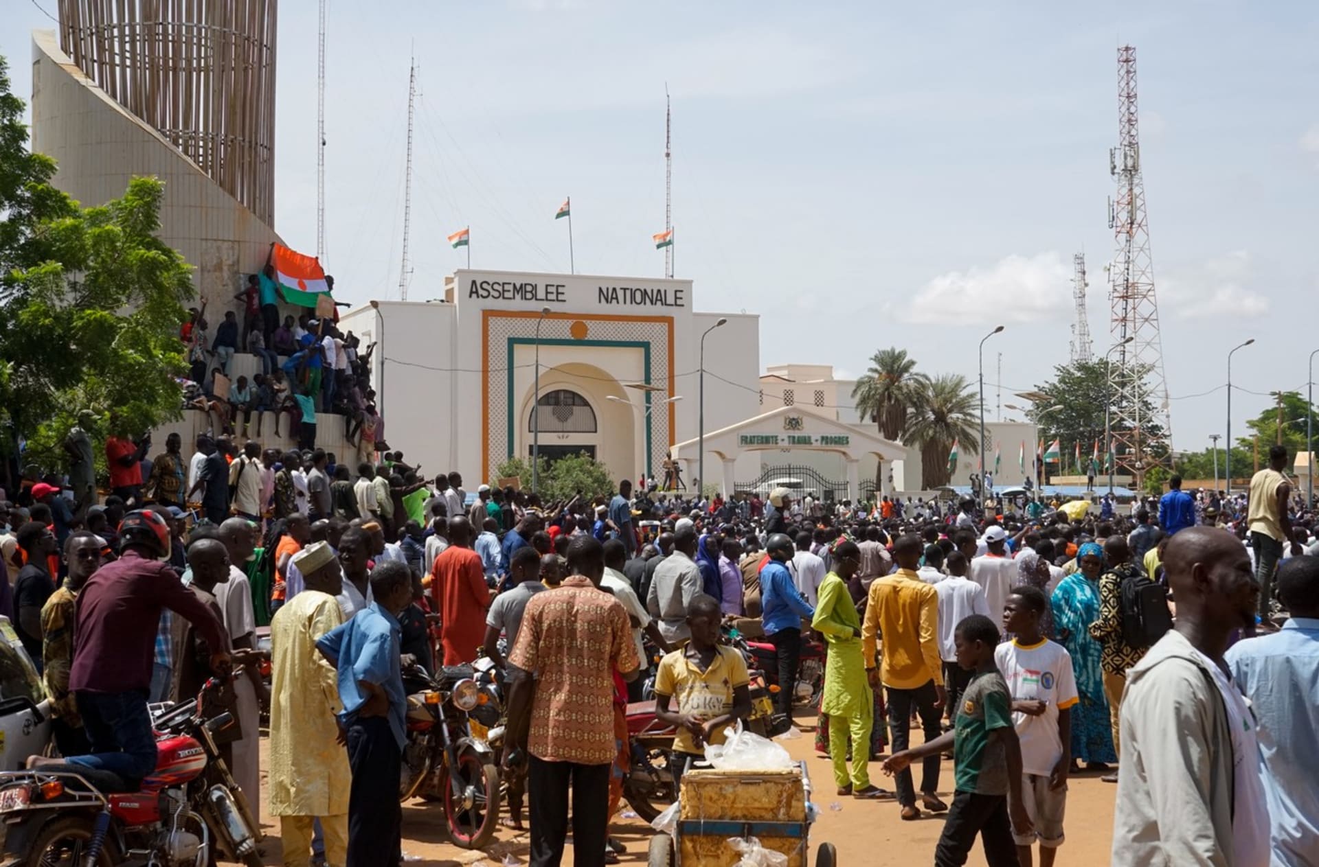 Do ulic v Nigeru vyrazily tisíce lidí, někteří z nich měli ruské vlajky.