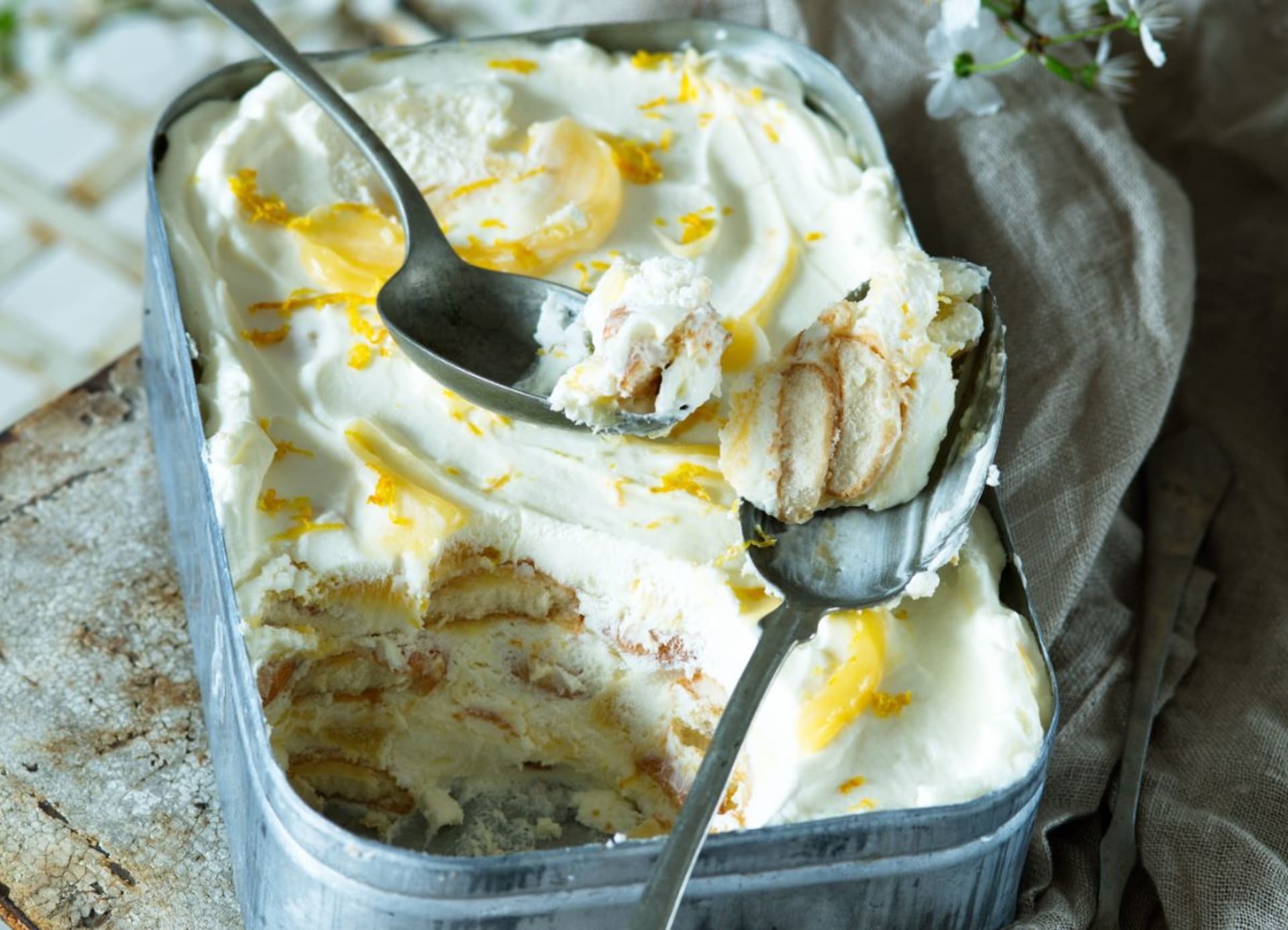Vrstvený citronový koláč – osvěžující dezert z mrazáku