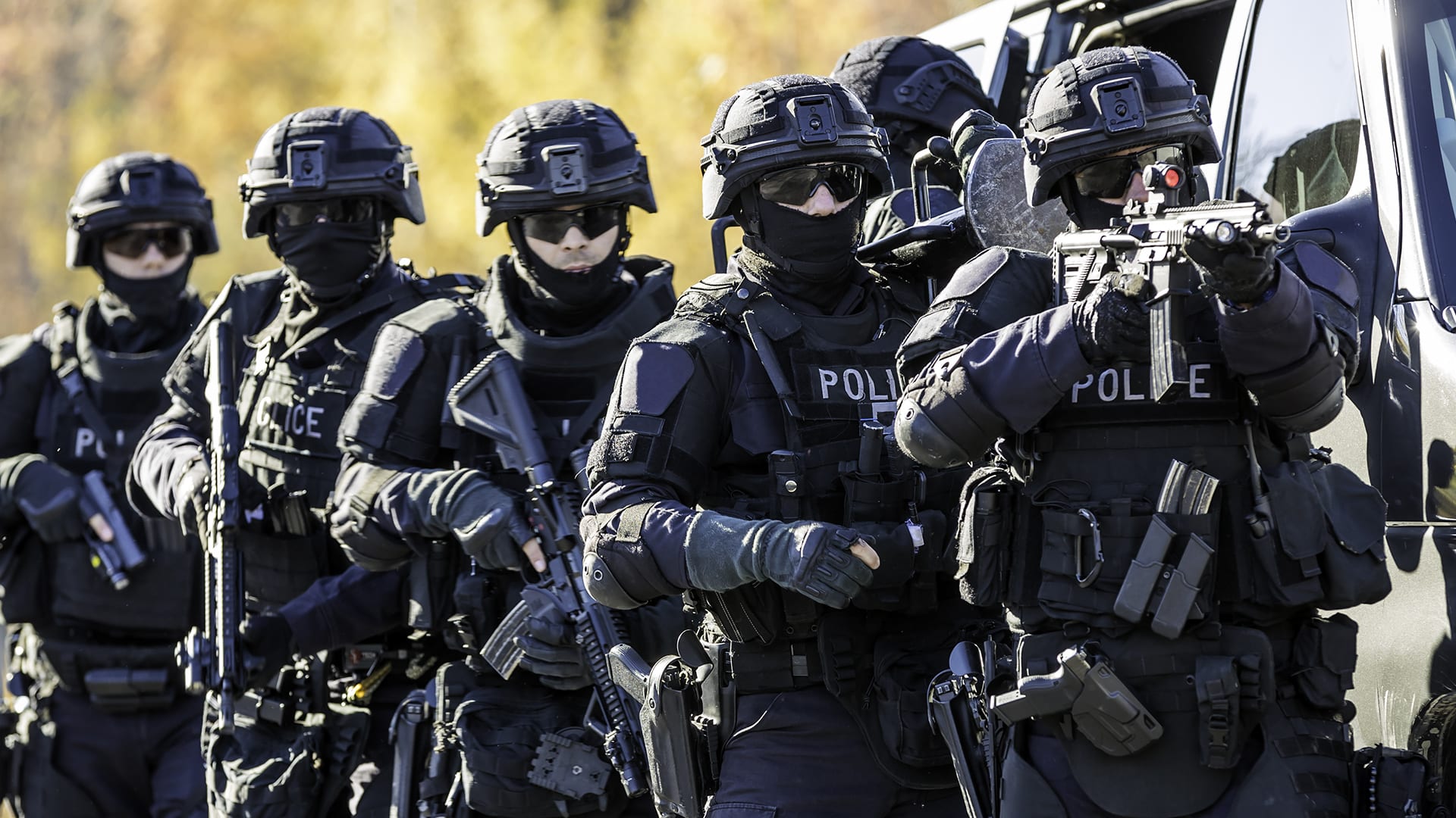 Policejní jednotka vybavená neprůstřelnou vestou