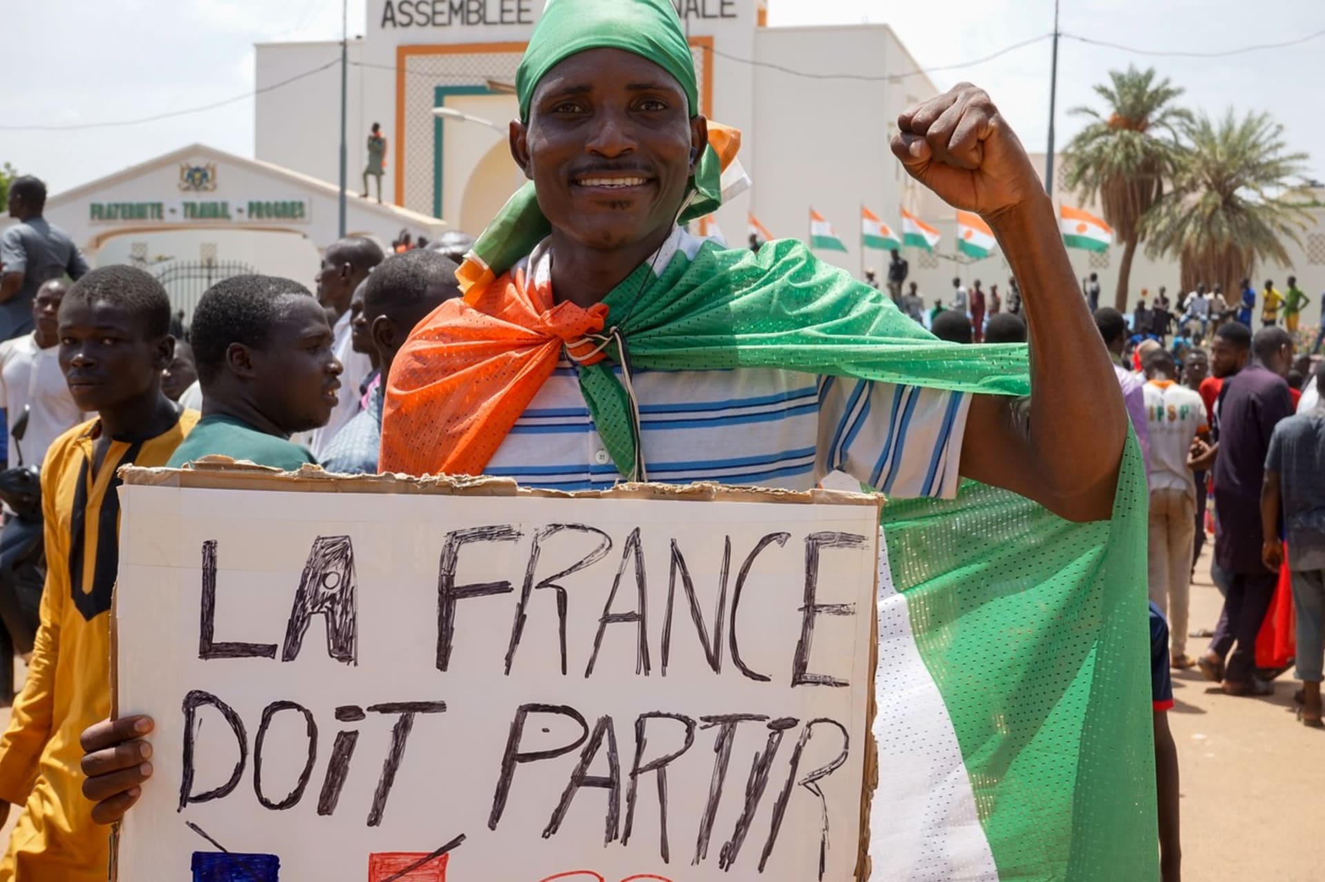 Do ulic v Nigeru vyrazily tisíce lidí.
