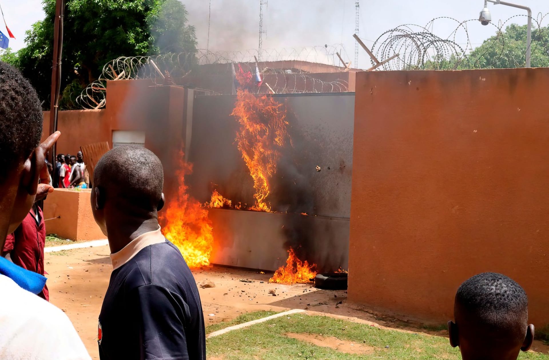 Protestující v Nigeru zaútočili na francouzskou ambasádu.