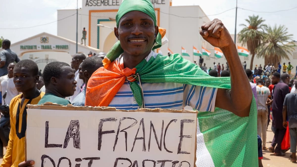 Do ulic v Nigeru vyrazily tisíce lidí.