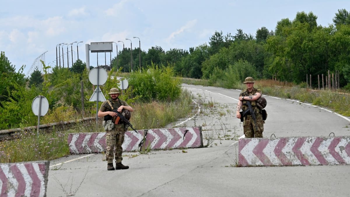 Ukrajinská hraniční stráž hlídkuje na hranici s Běloruskem (14. 7. 2023)