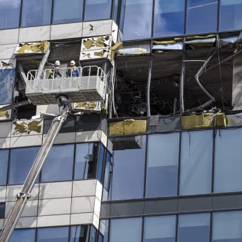Pracovníci odstraňují trosky z poškozeného moskevského mrakodrapu. (30. 7. 2023)