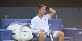 Děsivý kolaps čínské tenisové hvězdy. Při turnaji se sesypala k zemi, zachycuje video