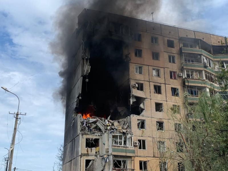 Následky dopadu ruské rakety v městě Kryvyj Rih na civilní budovu 