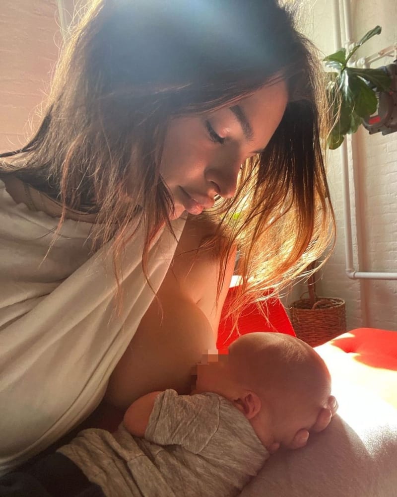 Emily Ratajkowski se taktéž pochlubila fotografii při kojení.