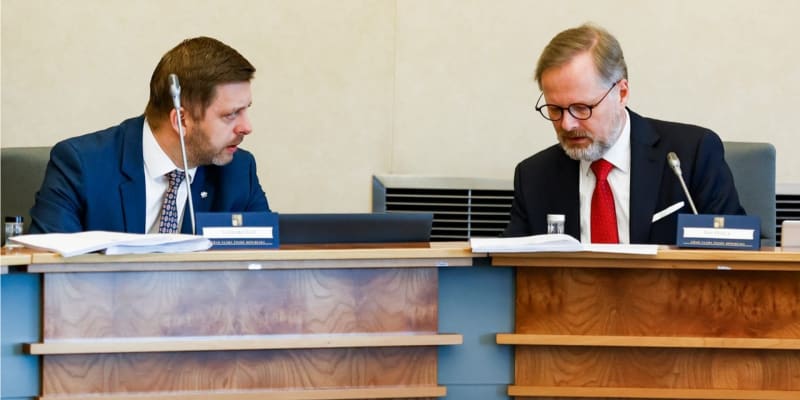 Ministr vnitra Vít Rakušan (STAN) a premiér Petr Fiala (ODS) na jednání vlády