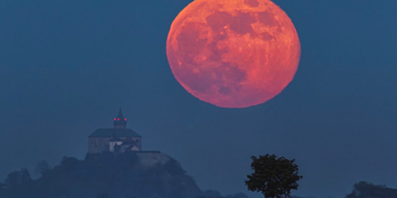„Superúplněk“ vychází za Kunětickou horou. Vjem velkého Měsíce vůči hradu je důsledkem perspektivy. Načervenalá barva je způsobena zeslabením měsíčního svitu procházejícího zemskou atmosférou