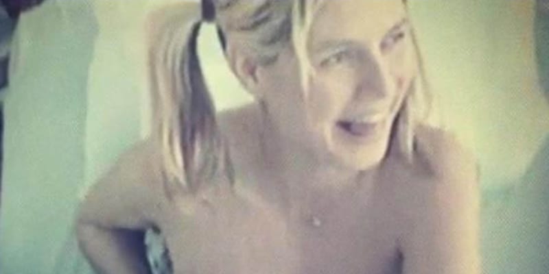 Heidi Klum sdílela archivní kojící snímek.