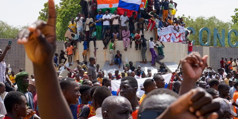 Do ulic v Nigeru vyrazily tisíce lidí, někteří z nich měli ruské vlajky.