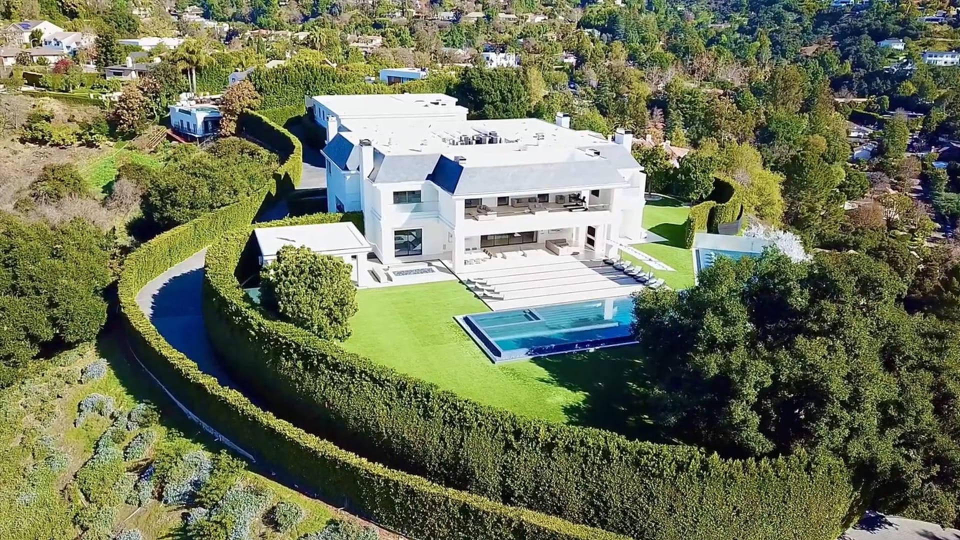 Jennifer Lopez a Ben Affleck koupili dům v Berverly Hills Nemovitosti ve svažitém terénu ikonického Beverly Hills se říká Wallingford Estate  a rozkládá se na zhruba dvou hektarech.