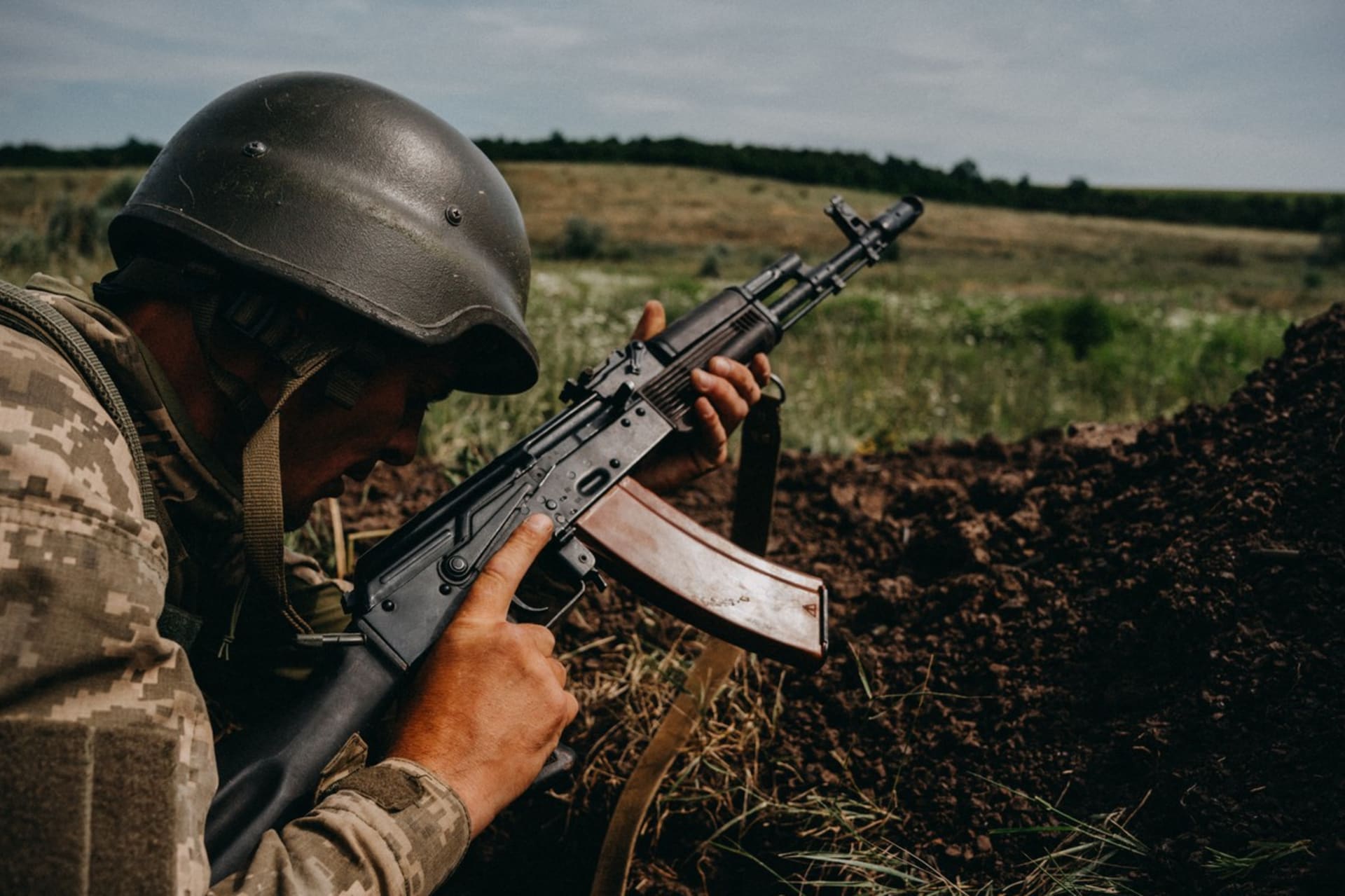 Ukrajinští vojáci během tréninku s ostrou municí v Doněcké oblasti