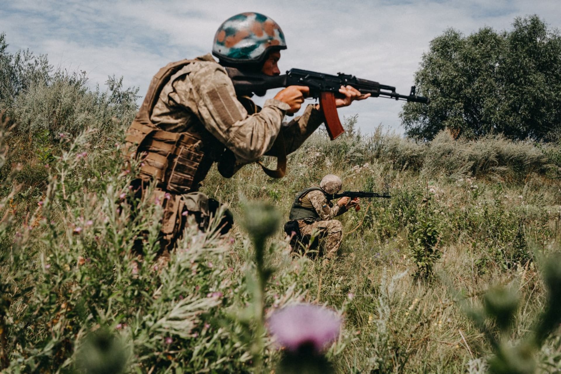 Ukrajinští vojáci během tréninku s ostrou municí v Doněcké oblasti