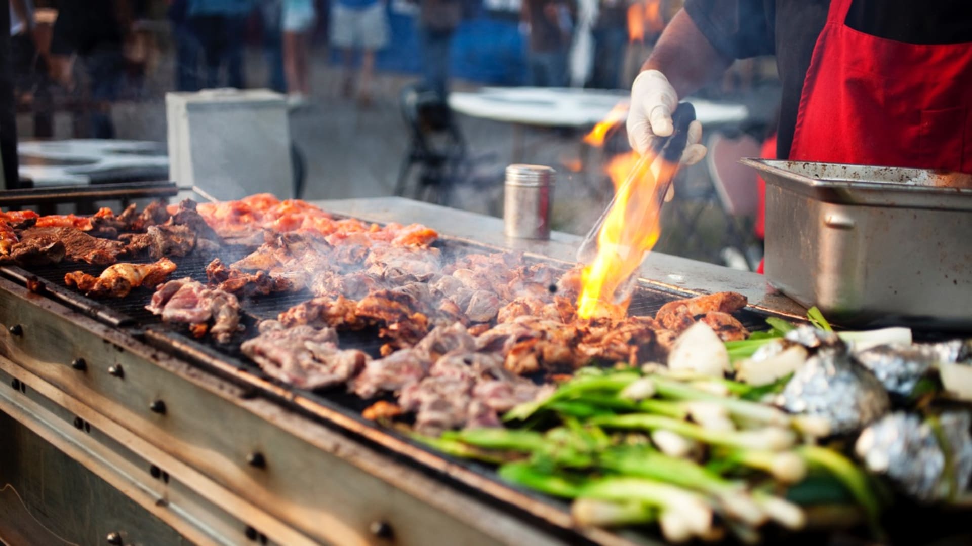 Tipy na gastroakce: food festival v Jičíně, akce pro milovníky guláše nebo večeře v oblacích
