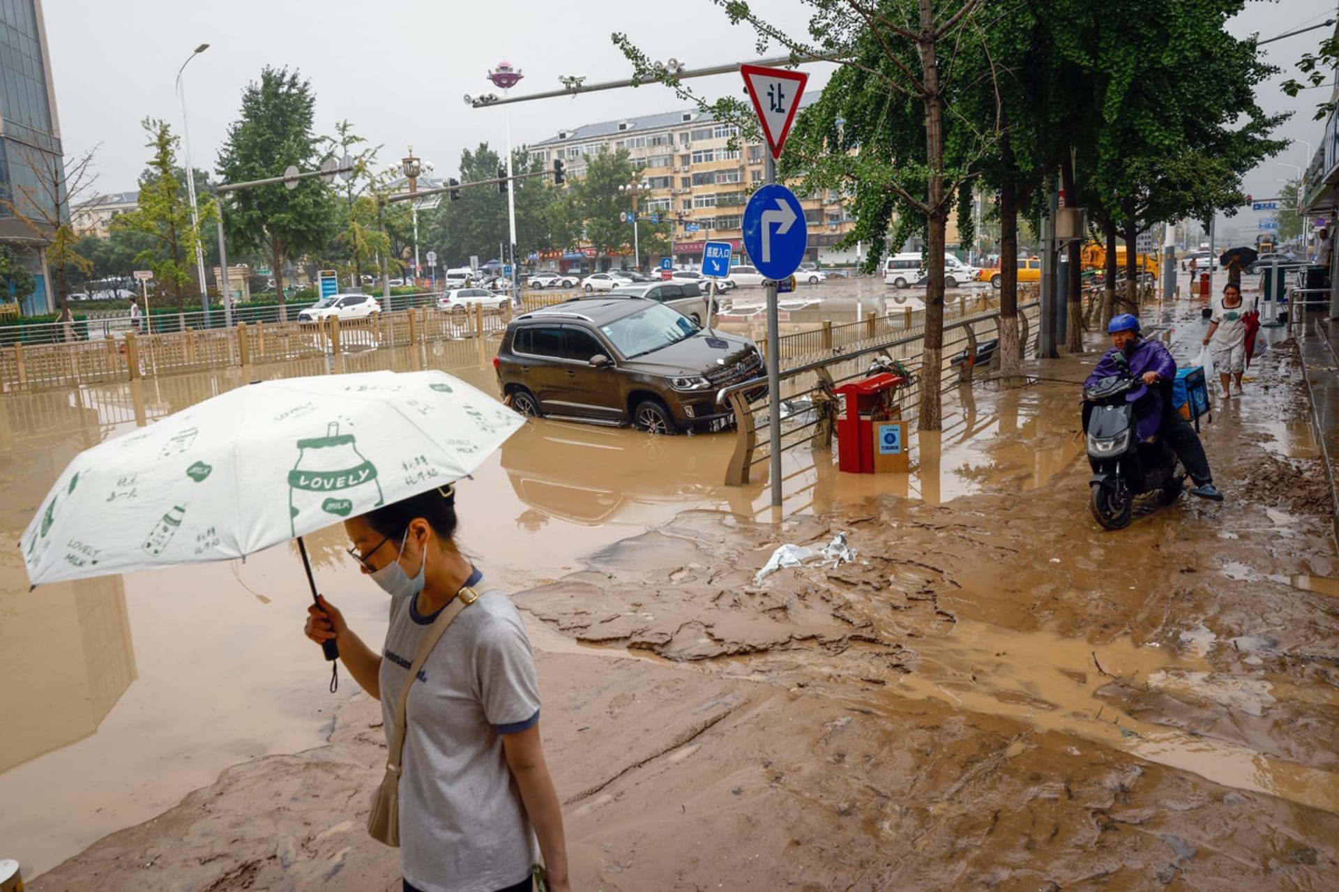 Voda v Pekingu zaplavila domy i stovky silnic 