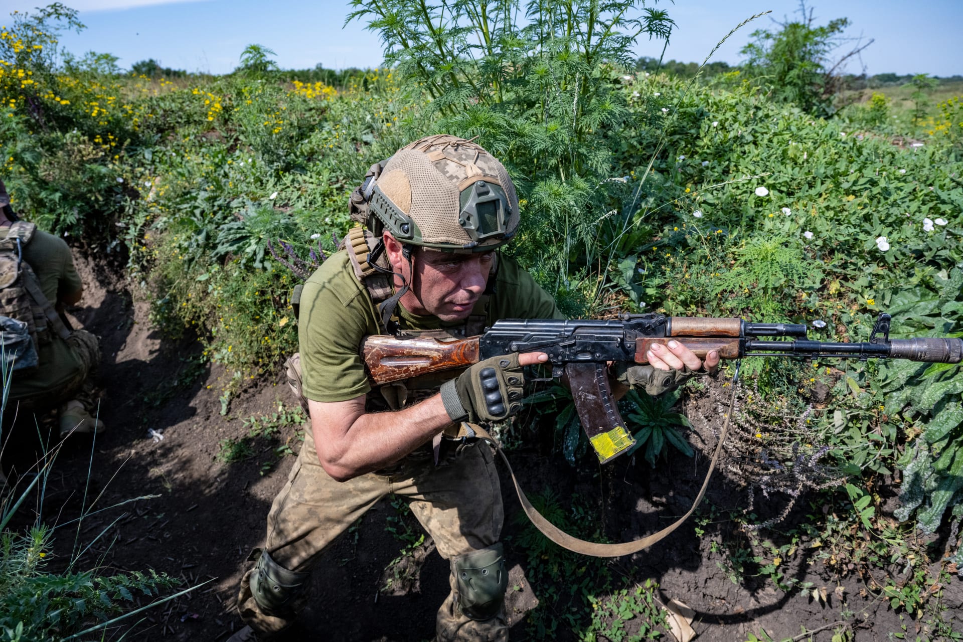 Ukrajinští vojáci ze 128. brigády teritoriální obrany trénují obsazování nepřátelských zákopů a likvidaci min 
