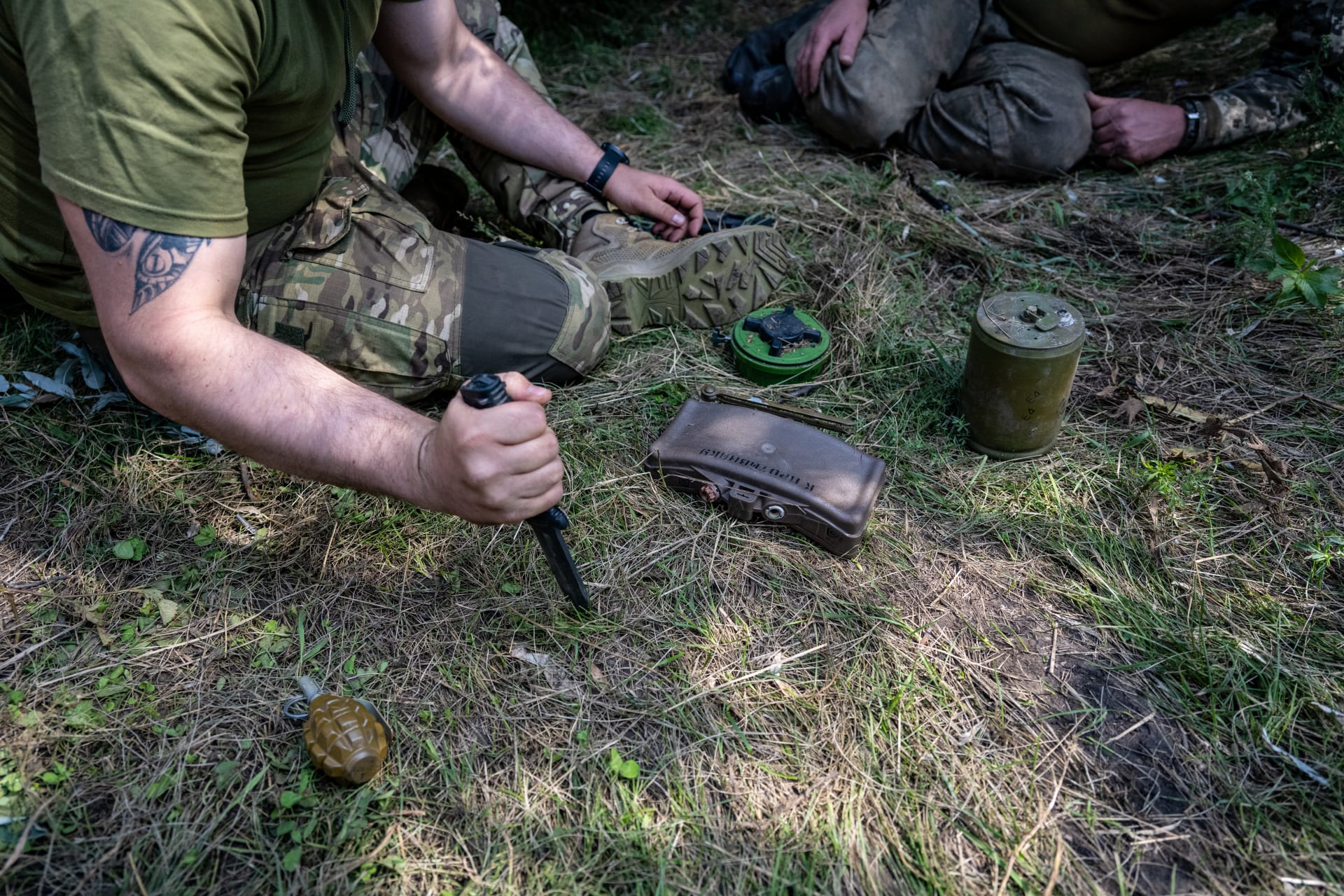 Ukrajinští vojáci ze 128. brigády teritoriální obrany trénují obsazování nepřátelských zákopů a likvidaci min 