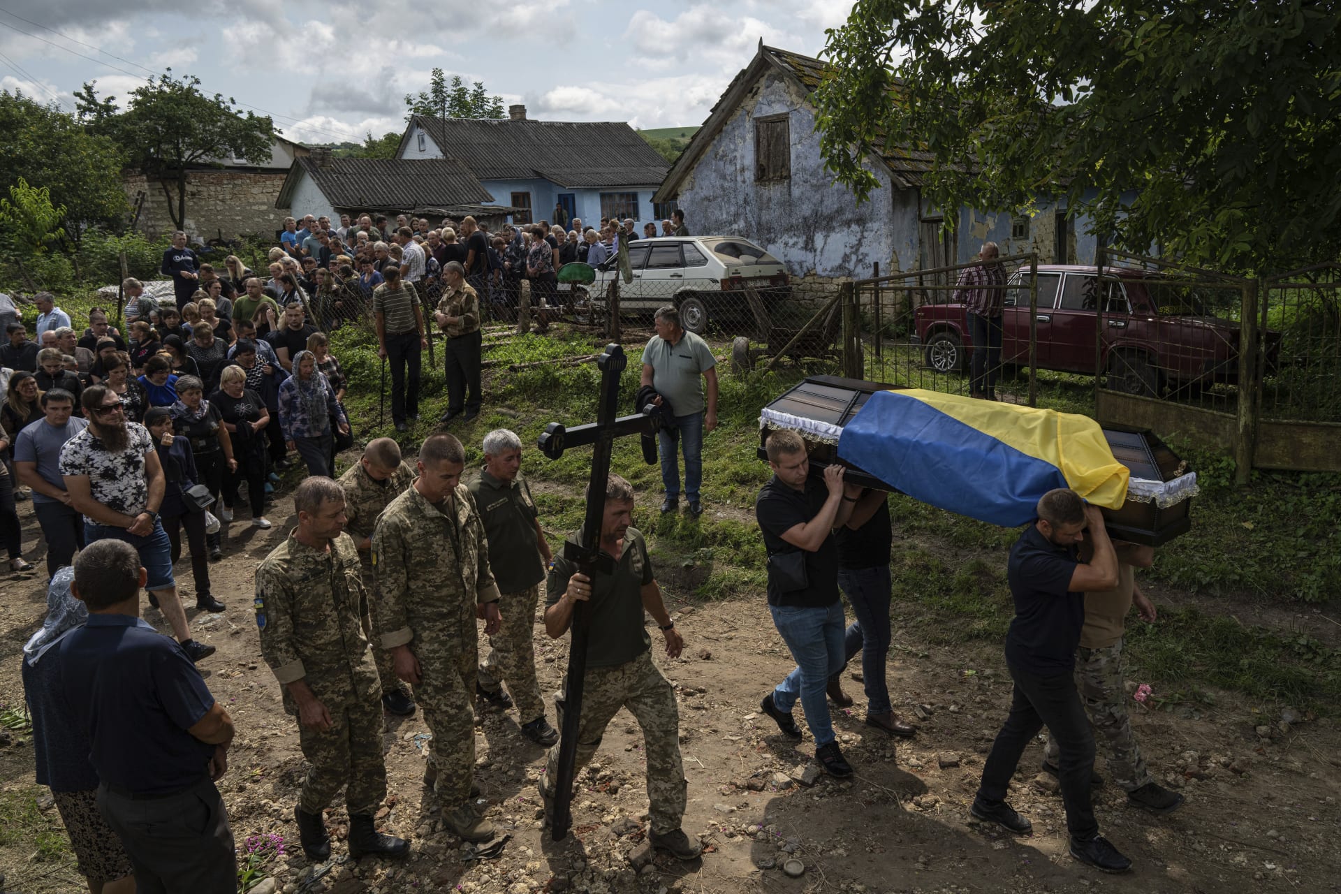 Pohřeb ukrajinského vojáka Bohdana Kobyljanského, který padl v boji s Rusy na Donbase. Obřad se konal ve vesničce Dusaniv 