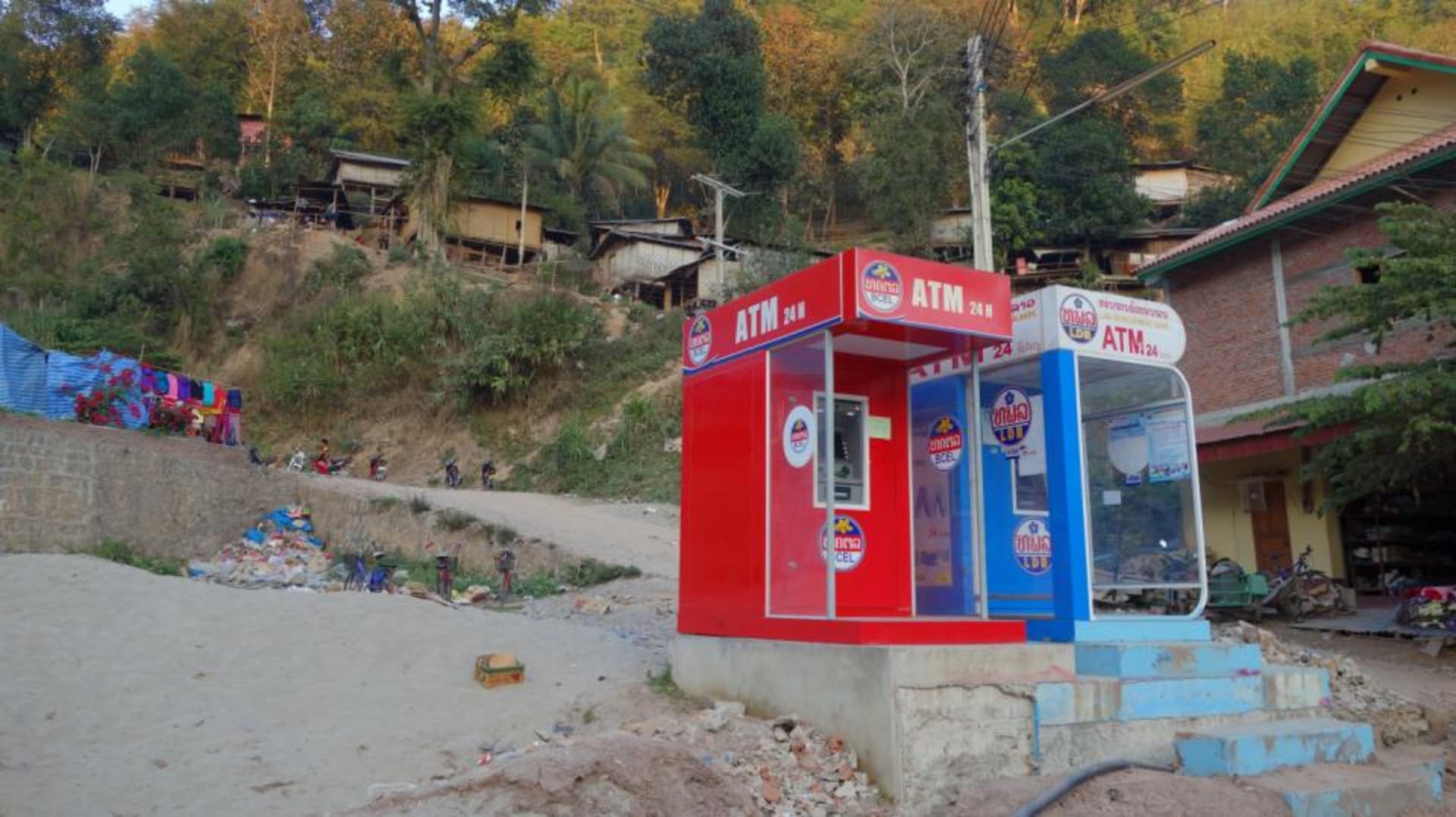 Bankomaty jsou základ. Laos