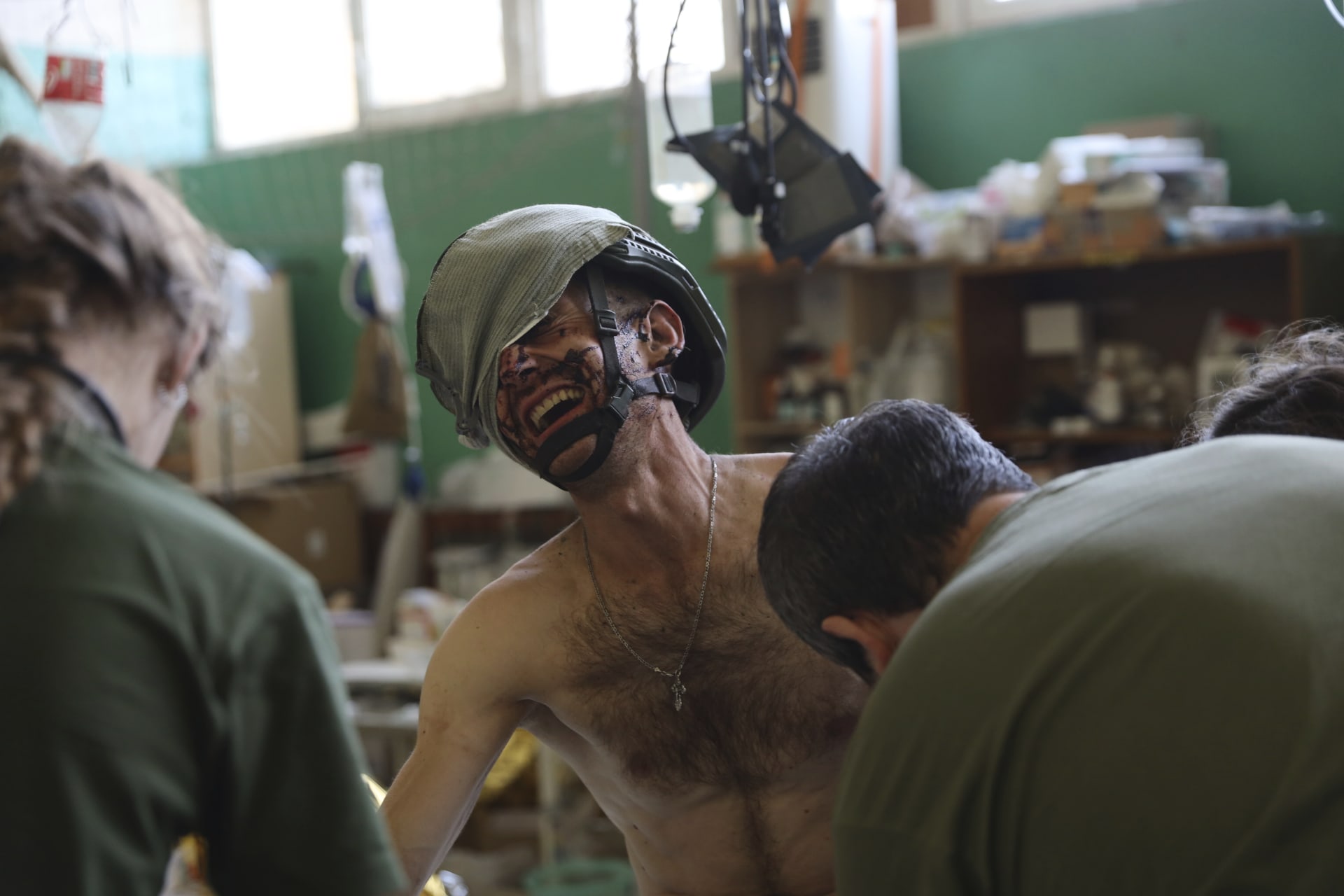Lékaři pomáhají zraněnému vojákovi v Záporožské oblasti.