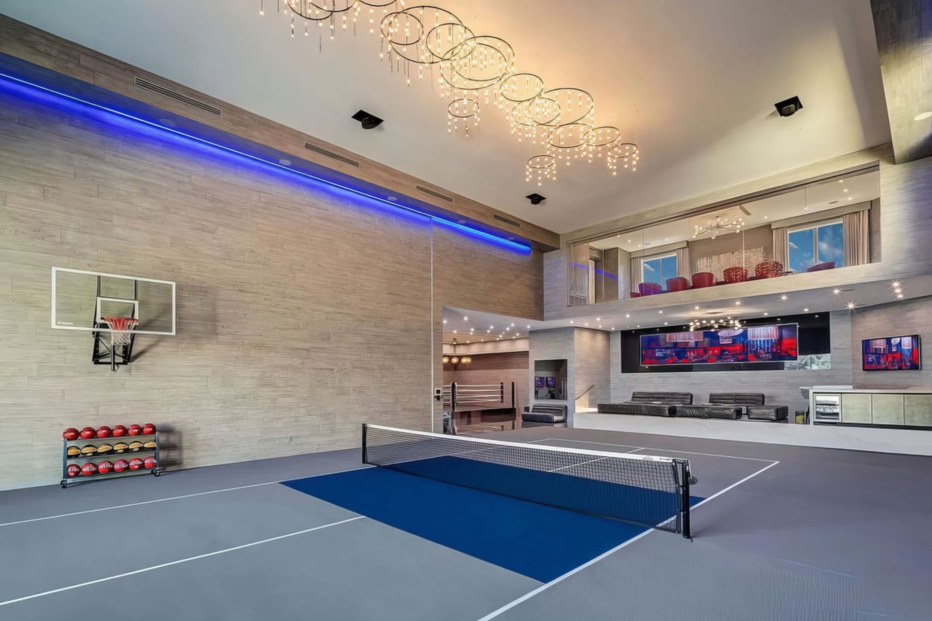 Jennifer Lopez a Ben Affleck koupili dům v Berverly Hills V areálu je krytý sportovní areál s tenisovým kurtem, hřištěm na basketbal či boxerským ringem a posilovnou. 