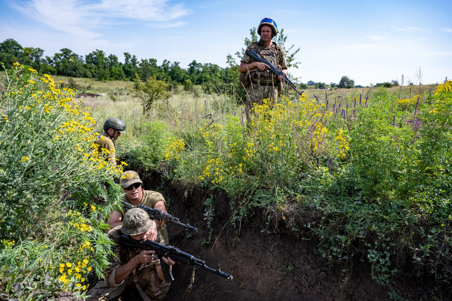 Ukrajinští vojáci ze 128. brigády teritoriální obrany trénují obsazování nepřátelských zákopů a likvidaci min. 