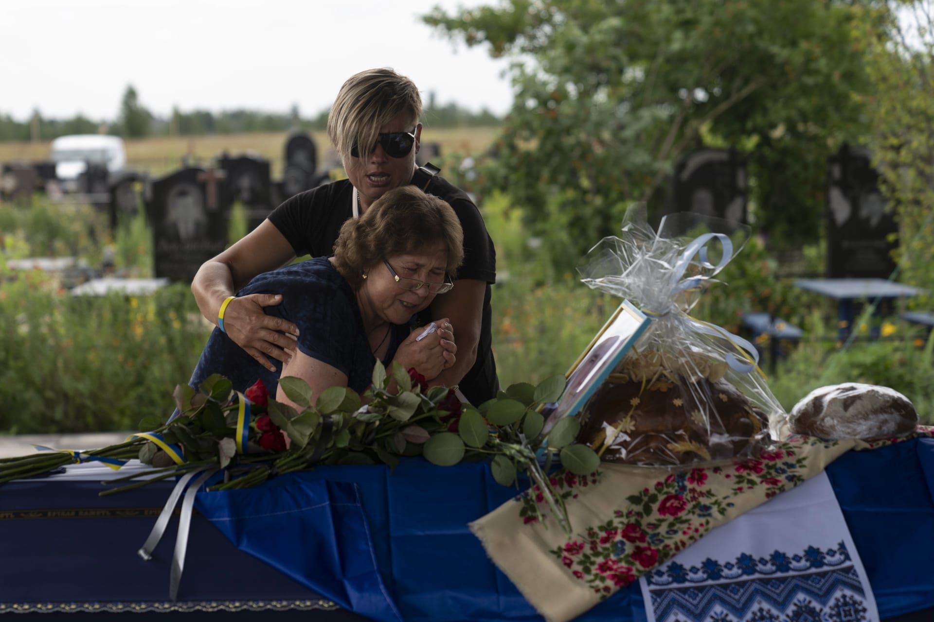 Příbuzní truchlí u rakve s ostatky Romana Šadlovského. Ukrajinský vojenský veterán byl loni zabit ruskými vojáky a pohřben v masové hrobu v Buči