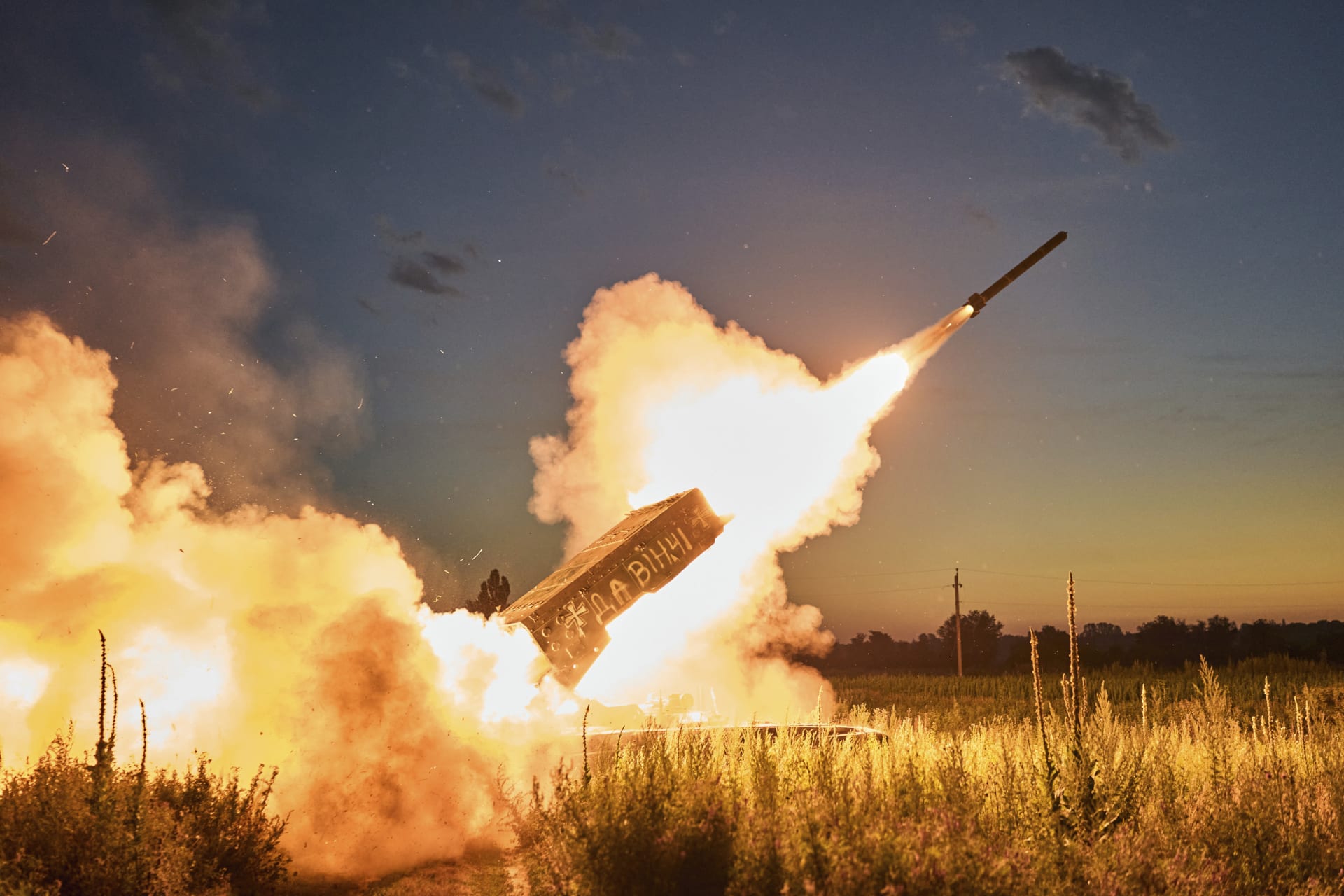 Ukrajinci střílí na ruské pozice u Kreminny z ukořistěného raketometu TOS-1A Solntsepyok. Na zbrani je napsáno jméno jednotky „Da Vinci“ 
